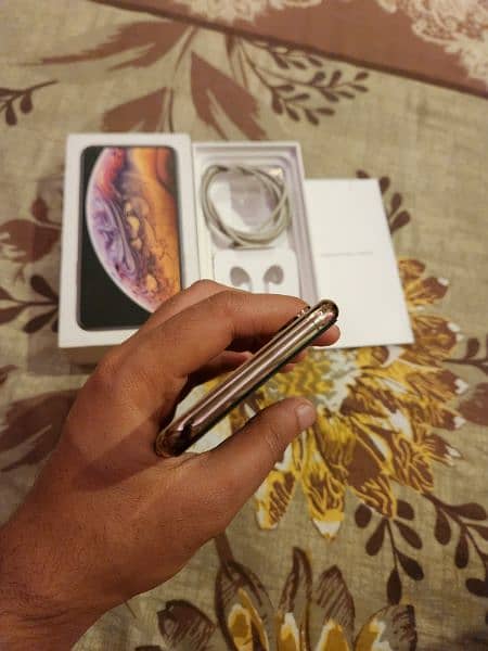 Apple iphone xs for sale in 10/10 condition. With Box and Charger. . . 5