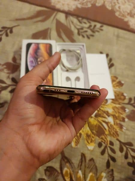 Apple iphone xs for sale in 10/10 condition. With Box and Charger. . . 6