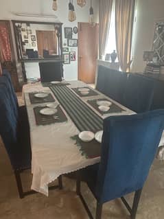 8 chairs dinning table in good condition