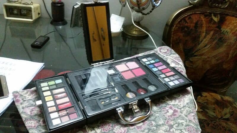 Make Up Set with Complete accessories. 1