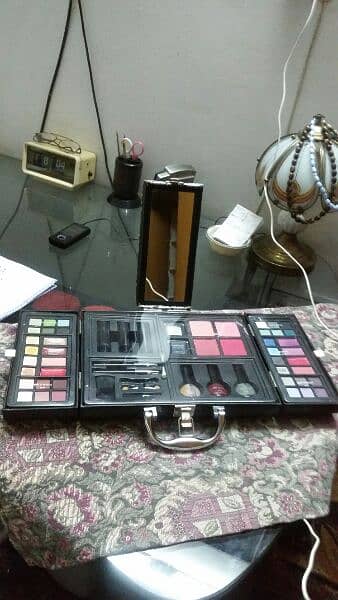 Make Up Set with Complete accessories. 2
