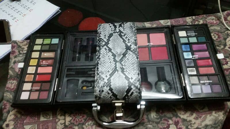 Make Up Set with Complete accessories. 3
