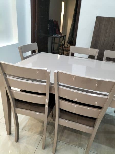 Beautiful Dinning Table with 6 chairs 3