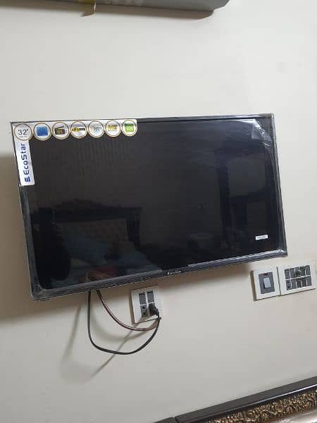 ecostar 32 inch lcd almost new with box no fault 1
