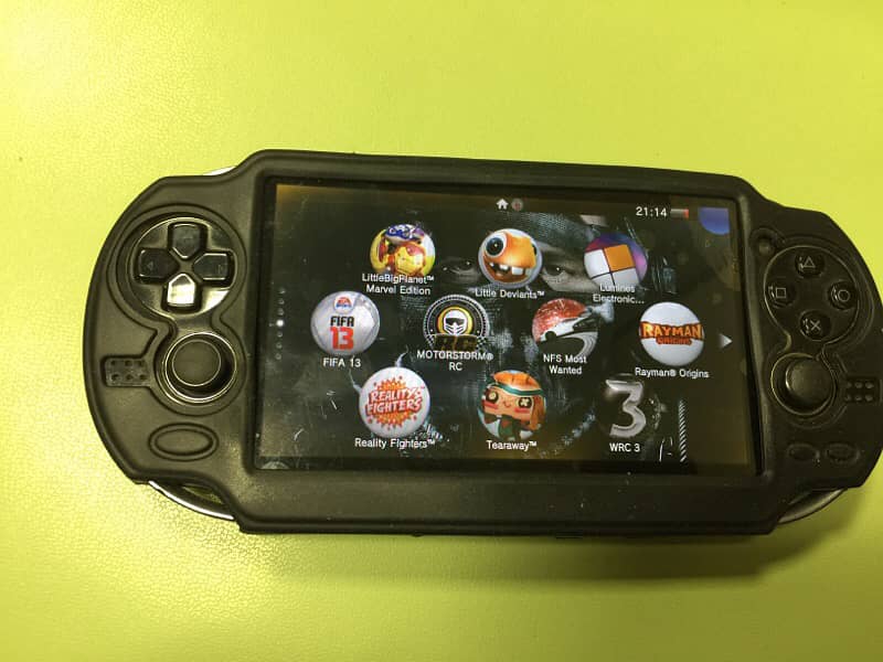 PS Vita Fat Version OLED 4