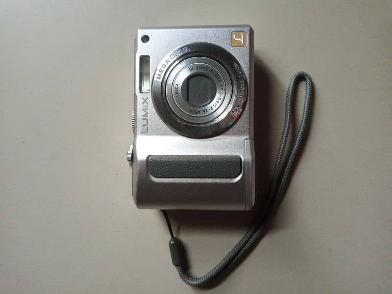 Panasonic camera + Free rechargable cells with box and other freestuff 0