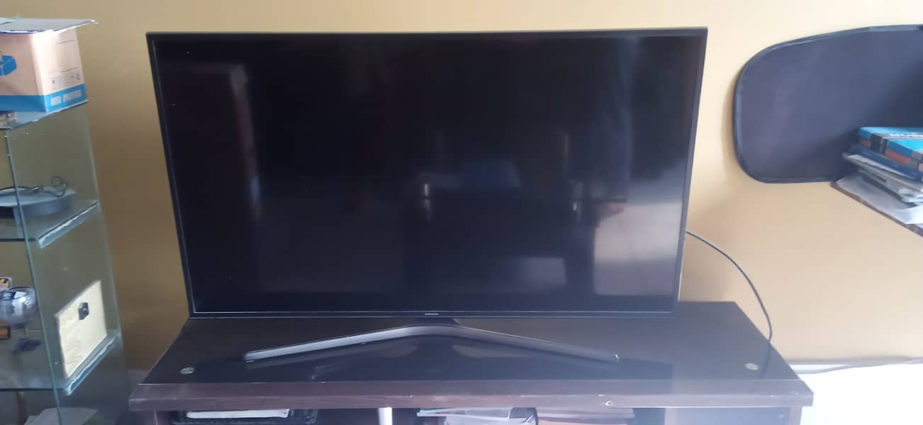 50" MU7000 Flat Smart 4K UHD Samsung TV - Panel Broken 1