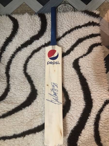 Babar Azam signed bat in new condition 3
