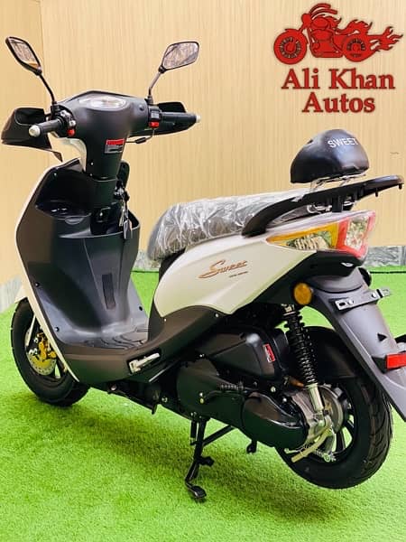 Female Girls Ladies Scooty Scooter Electric Petrol Automatic 16