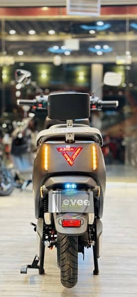 EVEE C1 AIR SCOOTY SCOOTER AUTOMATIC GENZ NISA MALE FEMALE PETROL EV 2