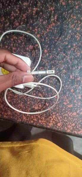 Apple laptop charger 0