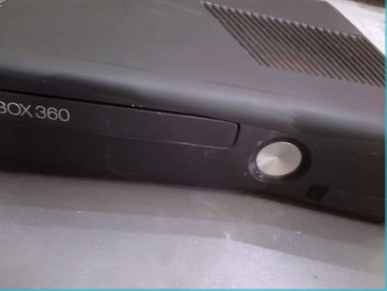 Xbox 360 slim 320gb with 1 wireless controller 3