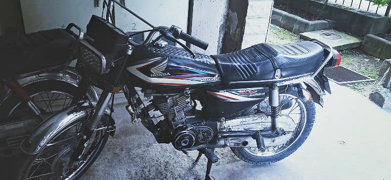 Honda 125 black in lush condition 1