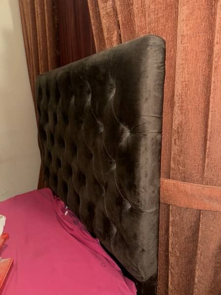 2 single beds for sale without matresses,each for 20k price negotiable 4