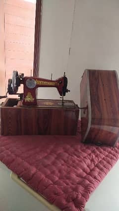 condition 10/9 sewing machine with wood cover