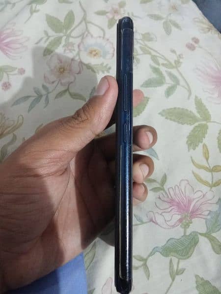 Vivo Y11 3/32GB available with complete box and Charger 2