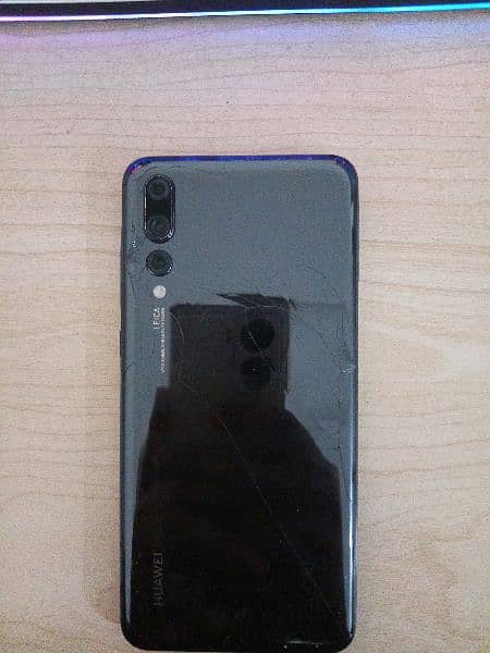 Huawei P20 Pro 8/128 Back Completely Cracked 0