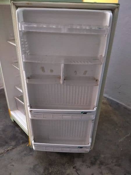 Singer refrigerator 2 door good condition 4