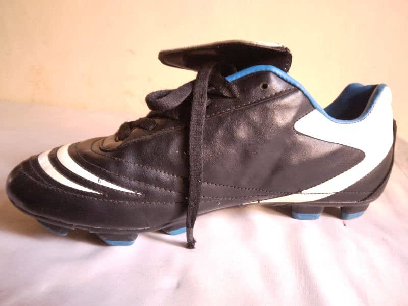 Football shoes (toe/studs) are available in good condition. 1