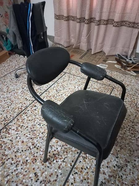 chair and computer table for sell just in new condition 4