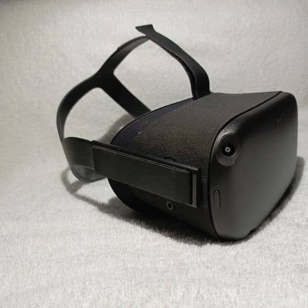 Meta Oculus Quest Standalone VR Box in perfect condition 6