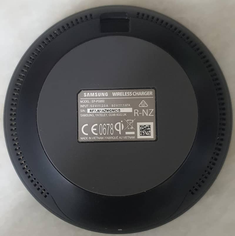 SAMSUNG WIRELESS FAST CHARGER MODEL EP-EG950 100% ORIGINAL 3