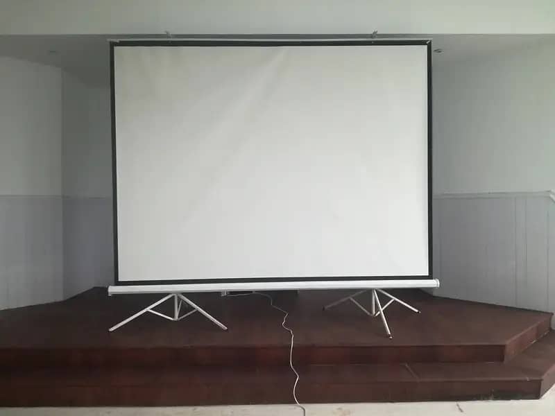 Multimedia Projector/Projection Screen 2