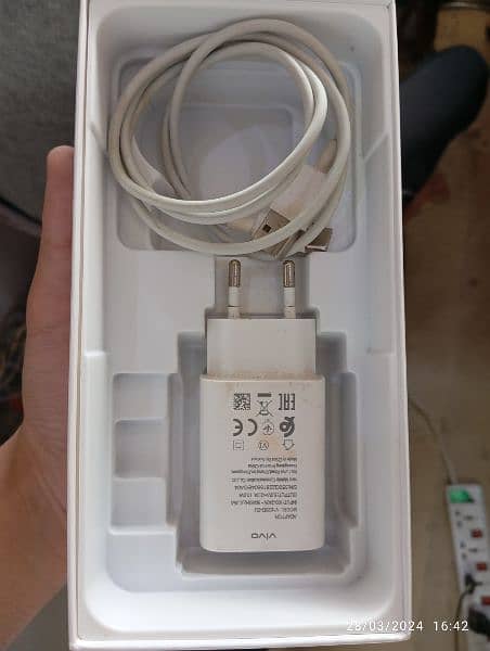 vivo y22 4+4/64 woth complete box and charger 4
