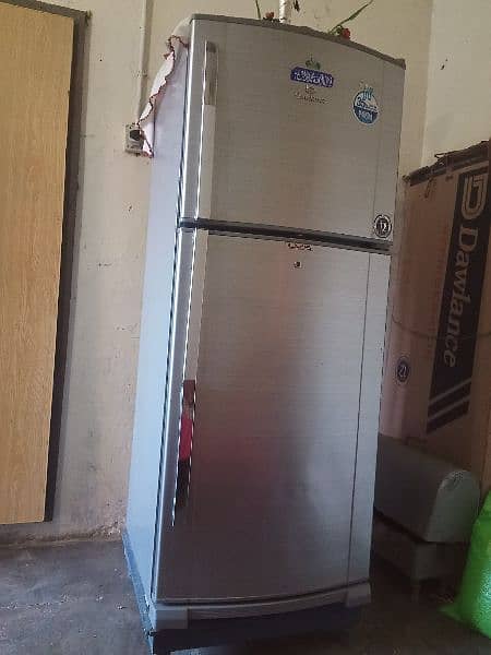 Full size Dawlance refrigerator in good condition and hole sale price. 0