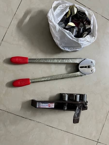 Strapping Tool Kit (Tensioner, sealer, seals) and Roll 1