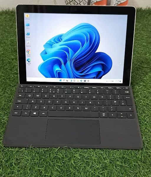 Surface GO 8GB 128GB, 10' 2k Touch Display Brand New Condition 2