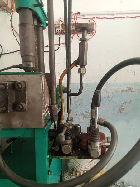 hydraulic molding machine 1