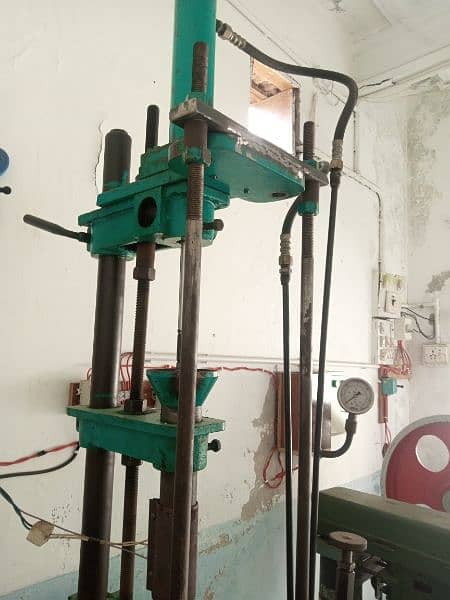 hydraulic molding machine 4