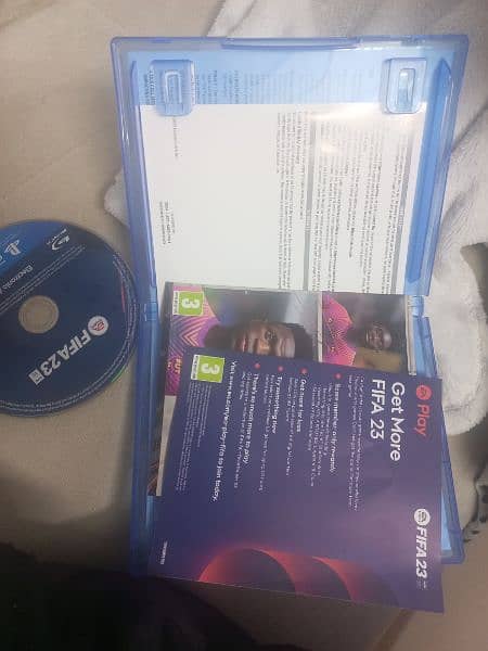 fifa 23 disc used but it is  really good condition and with box 5