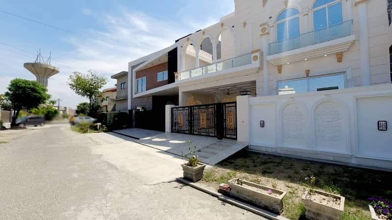 10 Marla 
Bungalow 
For Sale In A Block Of Beacon House Society Lahore 2