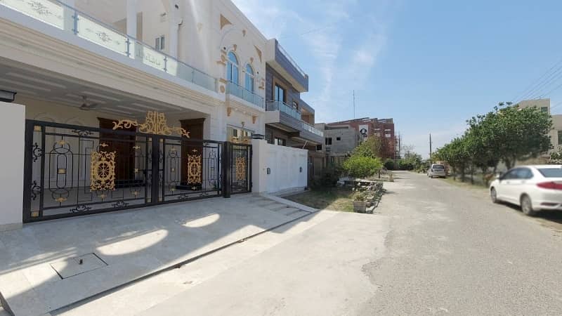 10 Marla 
Bungalow 
For Sale In A Block Of Beacon House Society Lahore 3