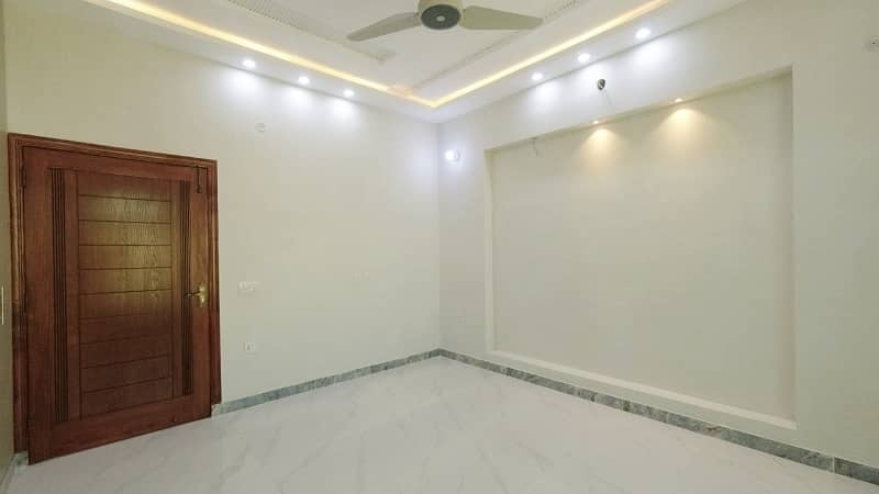 10 Marla 
Bungalow 
For Sale In A Block Of Beacon House Society Lahore 11