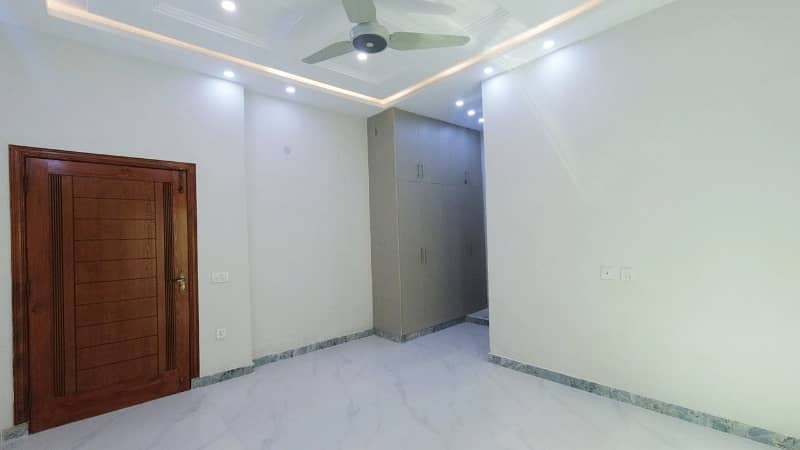 10 Marla 
Bungalow 
For Sale In A Block Of Beacon House Society Lahore 13