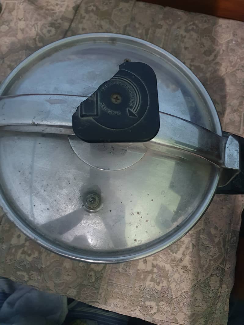 Second hand Pressure cooker 1