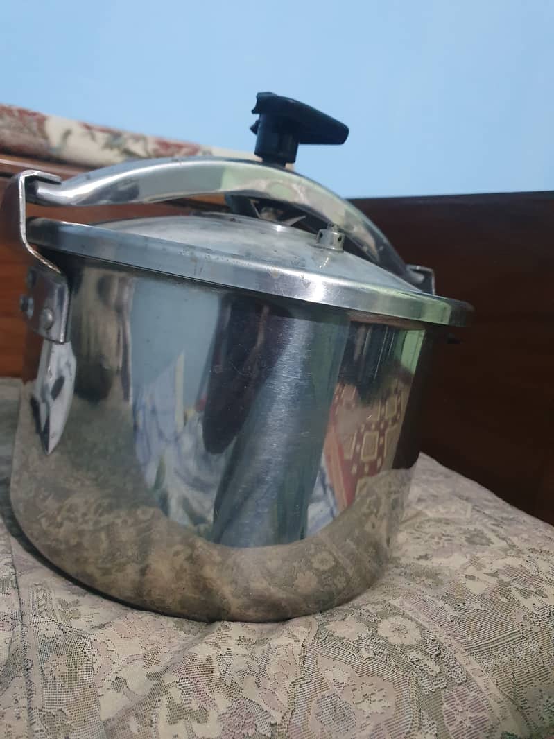 Second hand Pressure cooker 2