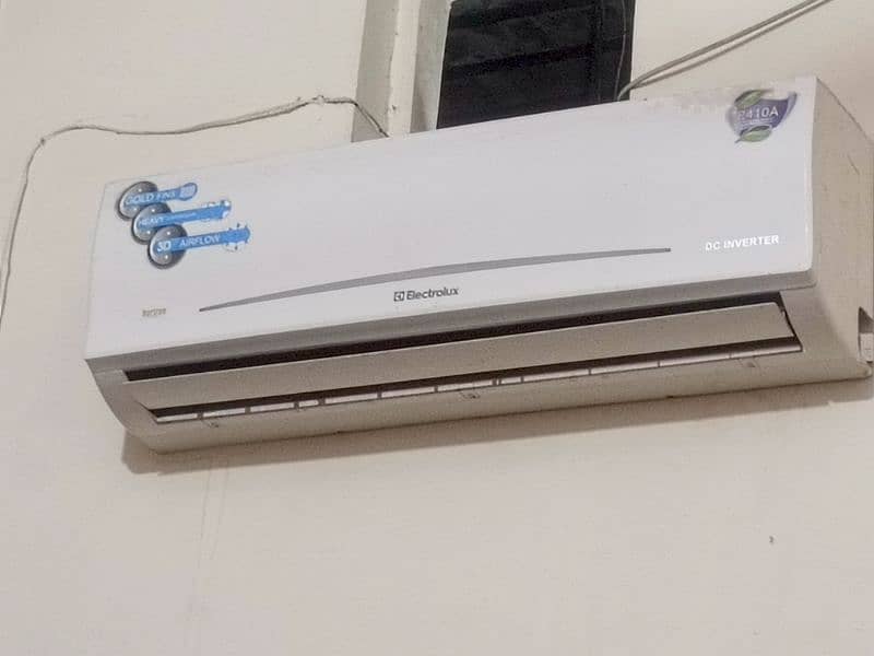 Electrolux 1.5 ton ac perfect condition big outdoor 1
