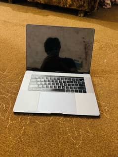 Mac Book Pro 2018 Model Core i7 (10/10)