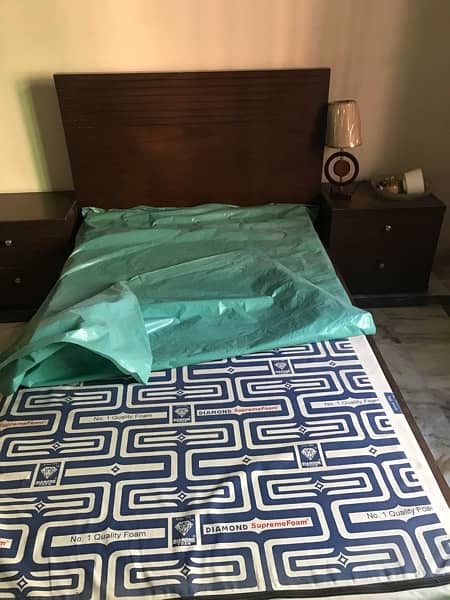Seling Woden Single bed with Mattress and Side tables 0