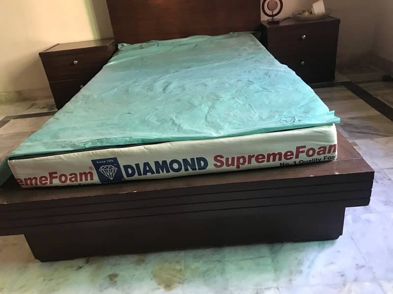 Seling Woden Single bed with Mattress and Side tables 1