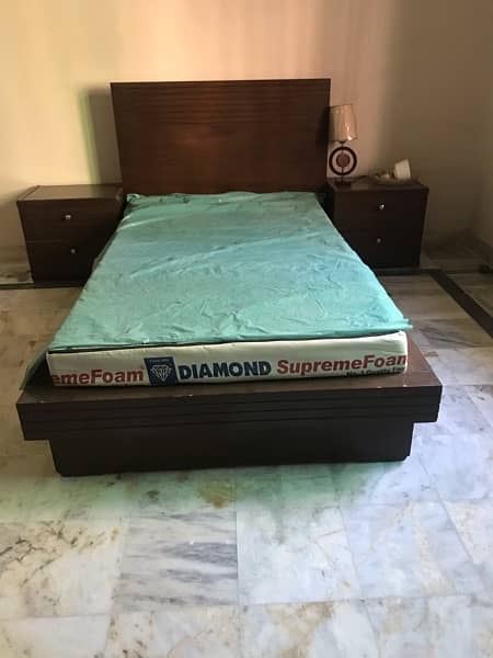 Seling Woden Single bed with Mattress and Side tables 2