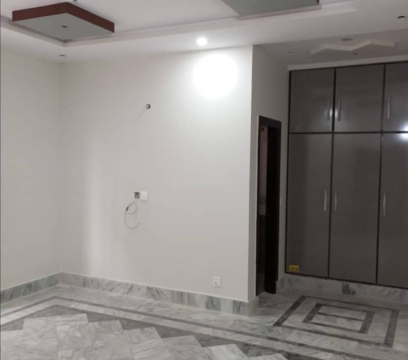 10 Marla Spacious Lower Portion Available In Allama Iqbal Town - Raza Block For rent 3