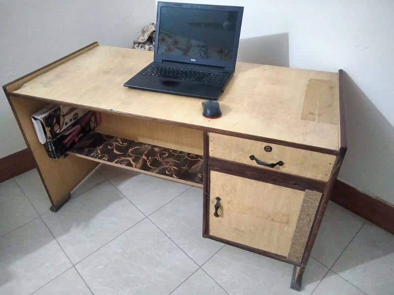 office table, good condition, hard durable wood. 0