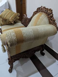 Dewan with 3 cushions