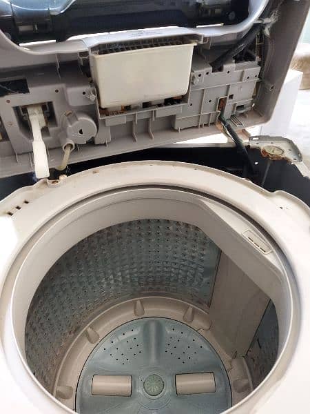 SAMSUNG AUTO MATIC WASHING MACHINE ALMOST NEW FOR SALE . 2