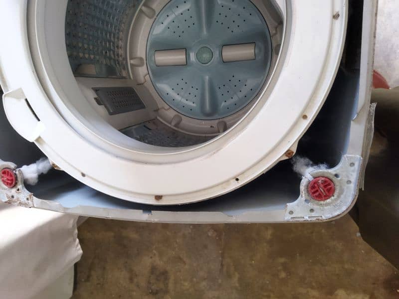 SAMSUNG AUTO MATIC WASHING MACHINE ALMOST NEW FOR SALE . 10